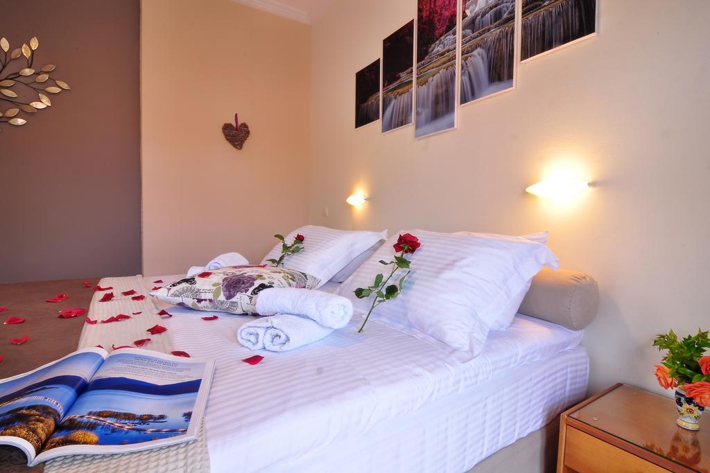 Rolandos Apartments Agios Gordios  Buitenkant foto